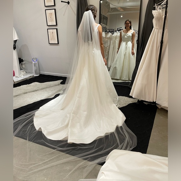 Giselle Bridal Ivory Cathedral Length Veil - Picture 1 of 4